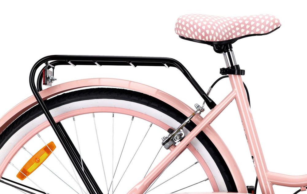 Dettaglio della sella rosa con cuori e portapacchi nero.