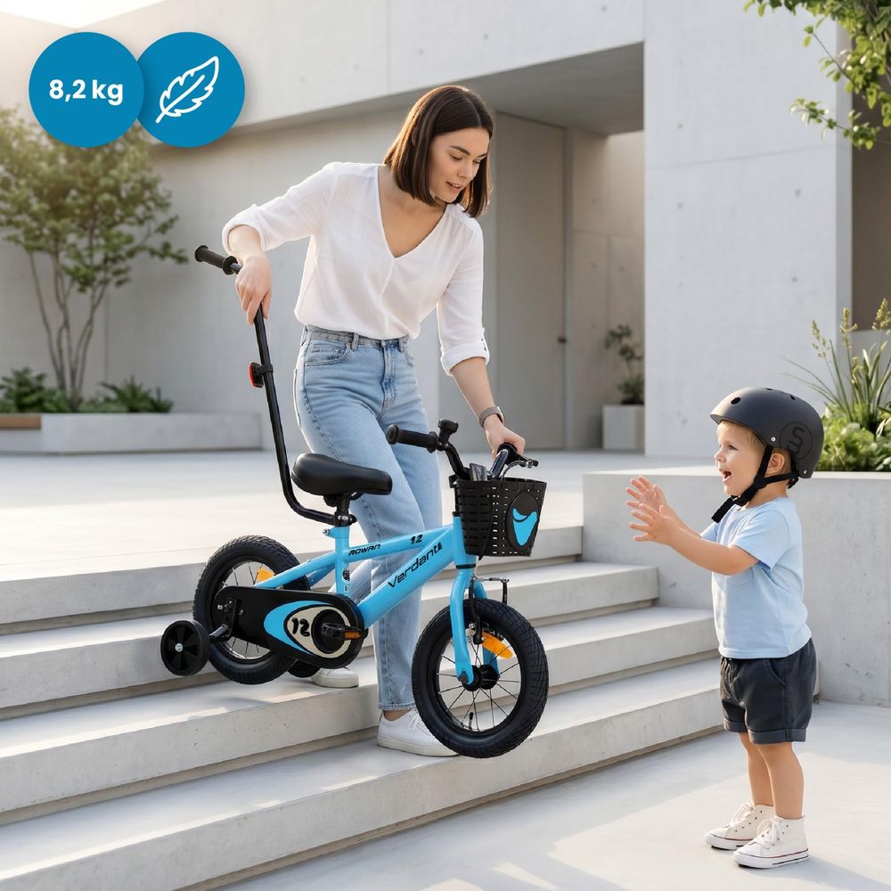 Ouder tilt lichte kinderfiets terwijl kind toekijkt