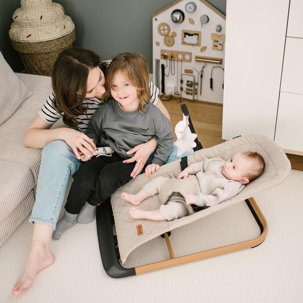 Kidwell LARO Babywippe – Ergonomische Babyschaukel mit 3-Punkt-Gurt, 3-fach verstellbarer Rückenlehne, Spielbogen & faltbar (Beige/Wooden)
