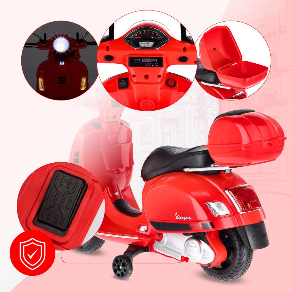 Detalle del cofre trasero abierto, pedal y panel de mandos de la Vespa eléctrica