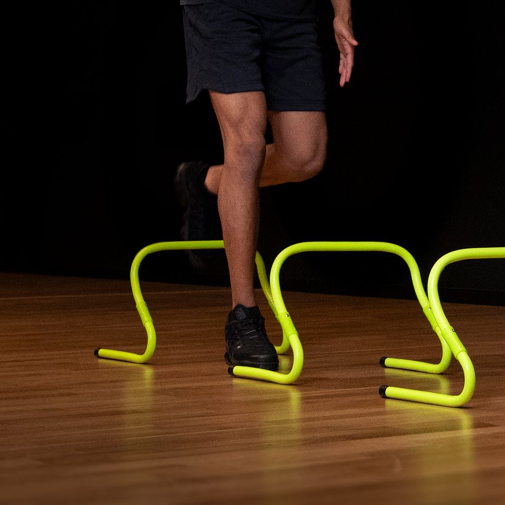 Ein Mann absolviert ein Koordinationstraining mit Fizyo-Trainingshürden