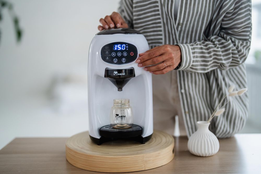 Ekspres do mleka modyfikowanego dla niemowląt 4 poziomy temperatury 980W automatyczne mieszanie – Momini Milk Formula Elite
