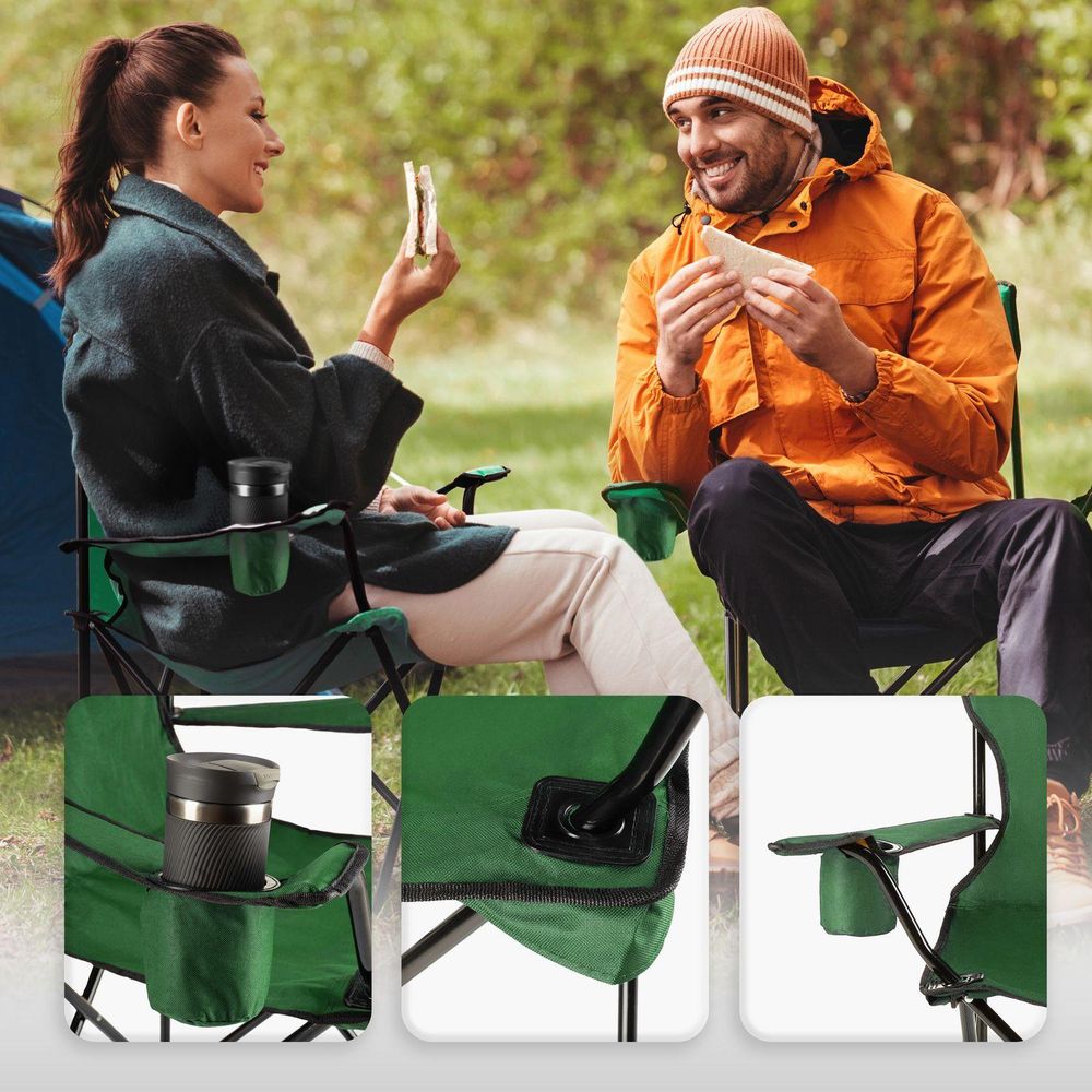 Paar beim Picknick, sitzt auf grünen Campingstühlen von Outtec, Nahaufnahme der Details