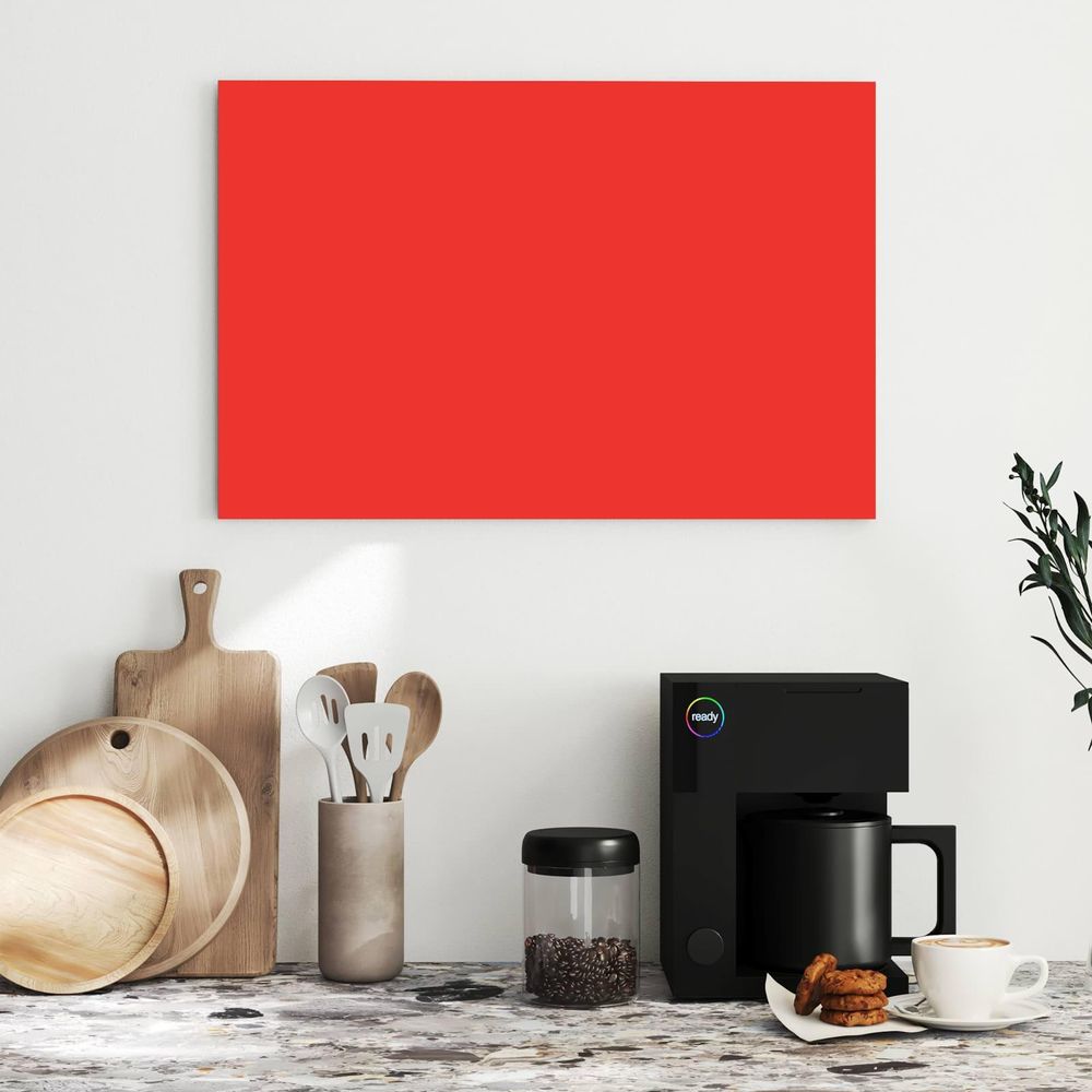 Metall-Magnettafel Feuerrot über einer Küchenarbeitsplatte