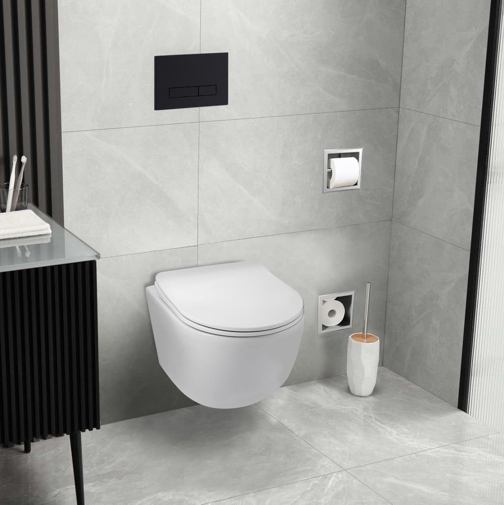 Modernes Wand WC mit Unterputz Spülkasten und WC Betätigungsplatte im minimalistischen Badezimmer