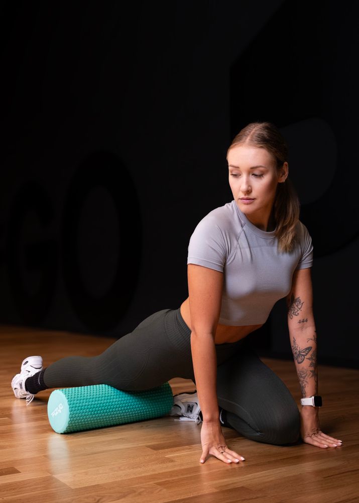 Trénink Fitness s masážním válcem s výstupky 45x15 cm FIZYO — osoba provádí cvičení