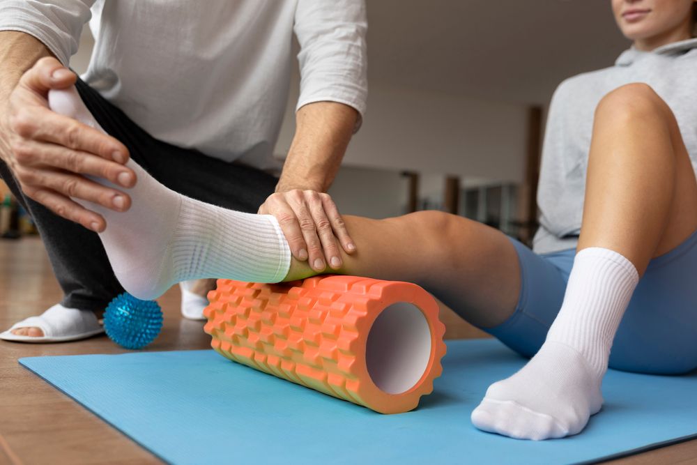 Training mit der FIZYO-Massagerolle mit Noppen – eine Person führt entspannende Übungen durch