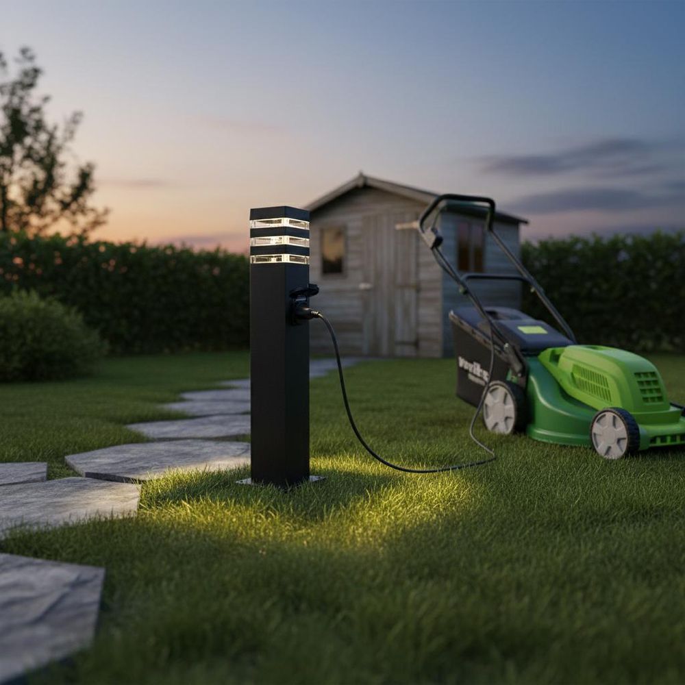 Gartenbeleuchtung mit Steckdose, Licht und Stromquelle, Rasenmäher im Hintergrund.