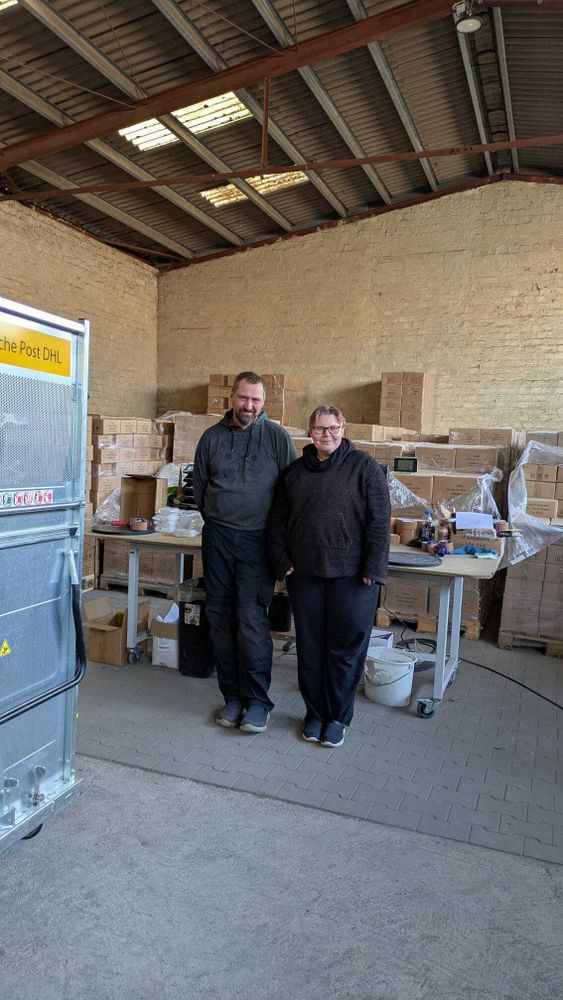 Das Bild zeigt die Chefin und den Ehemann im Lager der Firma.
