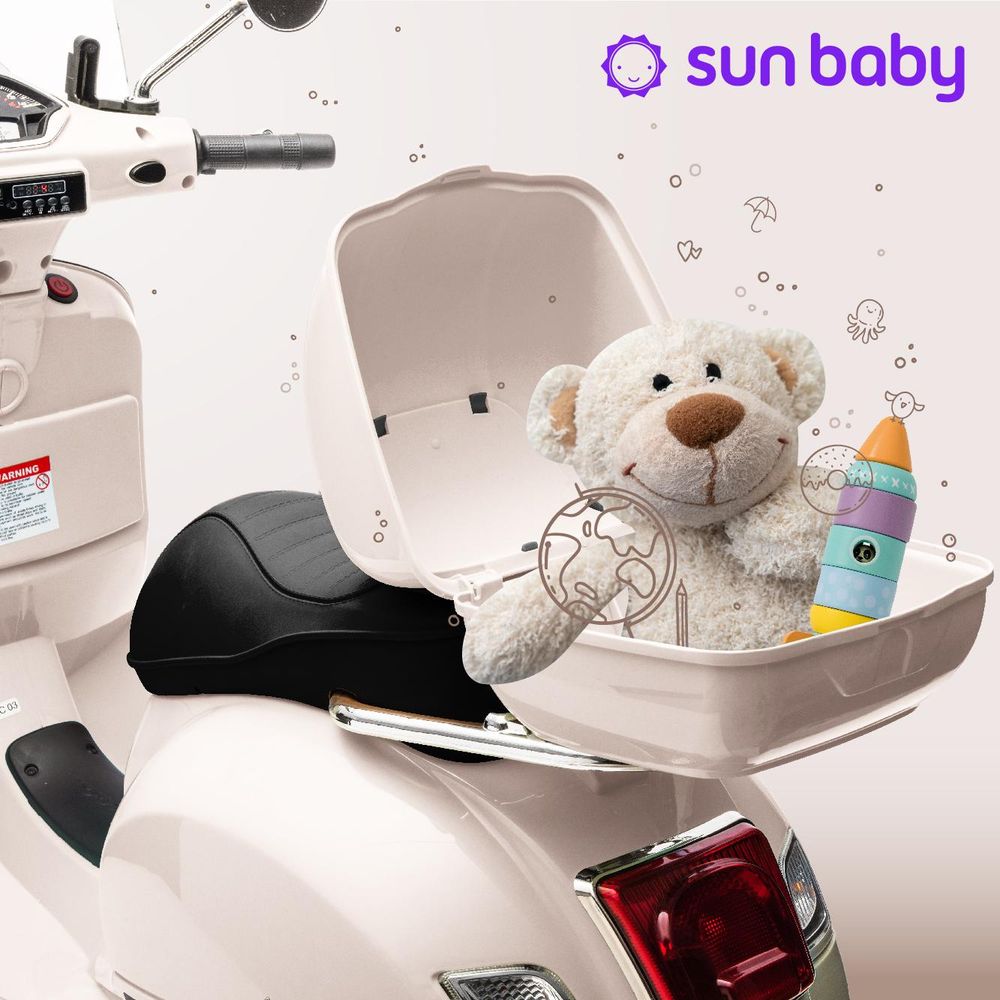 Cofre trasero de la Vespa eléctrica SUN BABY abierto con juguetes en su interior.
