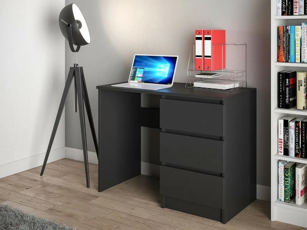 Schwarzer Schreibtisch B005 mit drei Schubladen im Arbeitszimmer