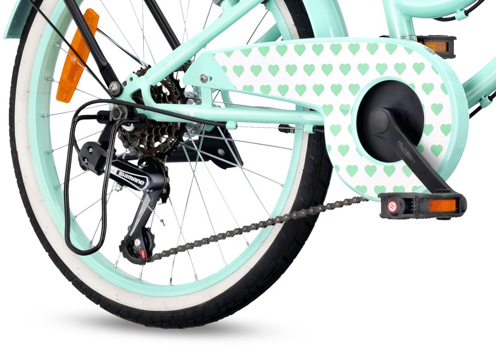 Detalle del cambio Shimano Tourney de 6 velocidades en la rueda trasera.
