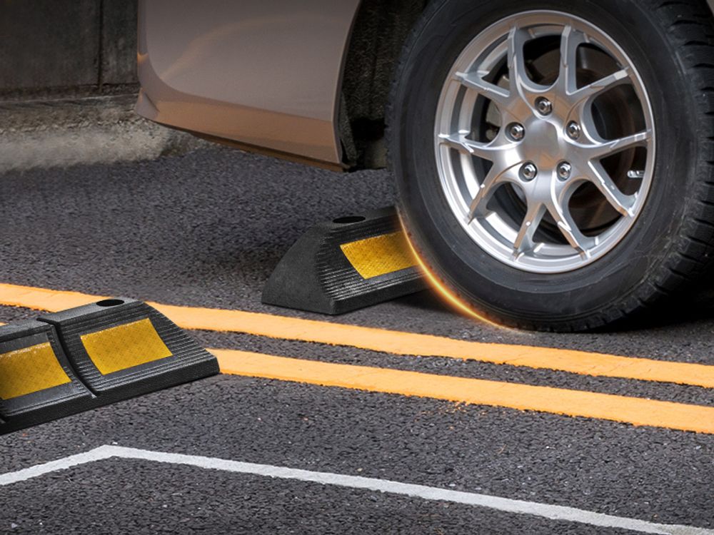 Wiltec Radstopper 47,5 x 12 x 8 cm, 2x Einparkhilfe aus Gummi, Parkplatzbegrenzung mit gelben Reflexionsstreifen & Schraubrillen, Parkplatzsperre für Garage