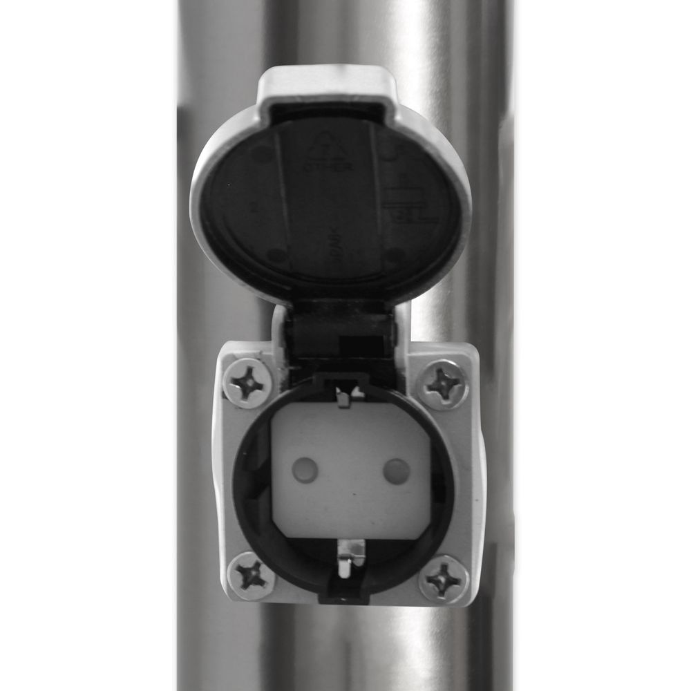 Geöffnete Steckdose, Beleuchtung und Stromversorgung in einem, in silberner Lampe.