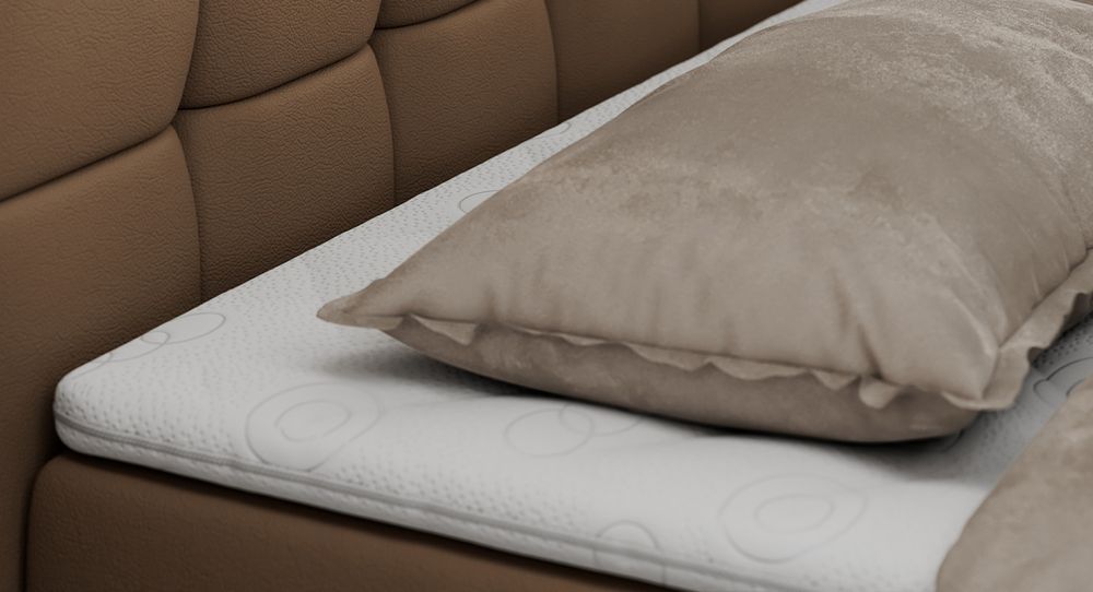 Gestepptes Kopfteil eines braun Bettes. Eine Topper-Matratze liegt auf dem Bett