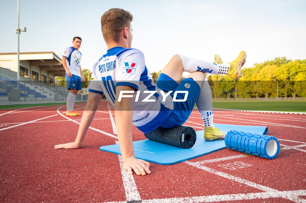 Trening z długim 45 cm wałkiem gładkim do masażu FIZYO — osoba wykonuje ćwiczenia rozluźniające