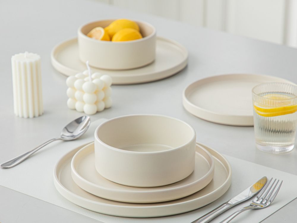 12-tlg Tafelservice: 4 x Speiseteller, 4 x Dessertteller, 4 x Suppenteller.