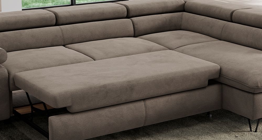 Braun Ecksofa aus weichem velvet Stoff. Foto zeigt Schlaffunktion