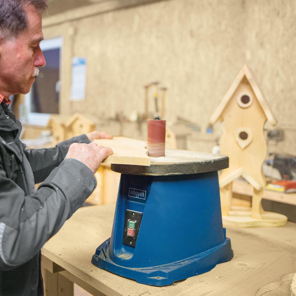 Das Bild zeigt eine Person bei der Arbeit mit dem Oszillierender Spindelschleifer OSM100.