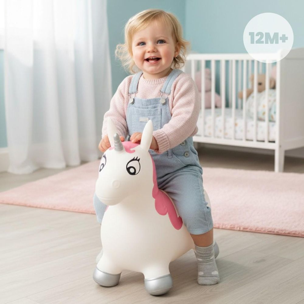 Niña pequeña sentada sobre el unicornio saltarín SUN BABY, recomendado desde 12 meses