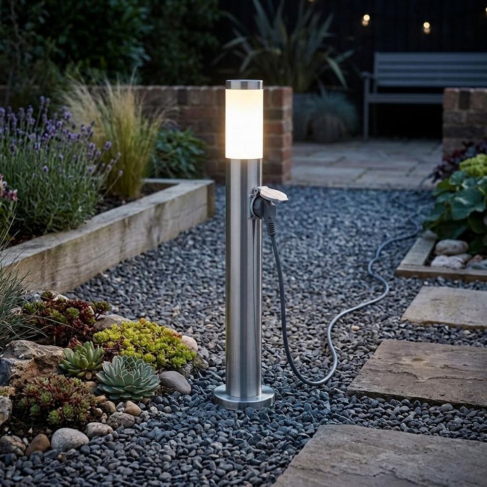 Stilvolles Licht und praktische Stromversorgung, silberne Gartenlampe mit praktischer Steckdose.