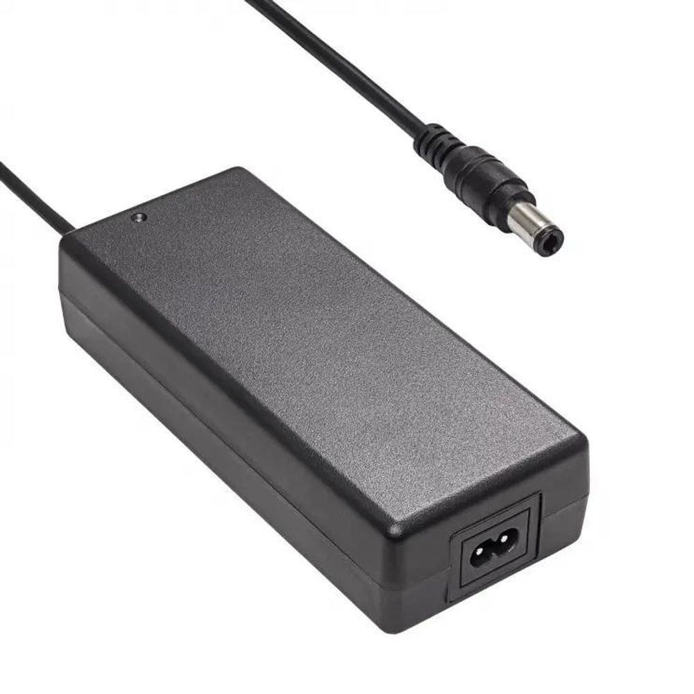 Bloc d'alimentation Akyga avec fiche CC fixe et entrée d'alimentation IEC C8