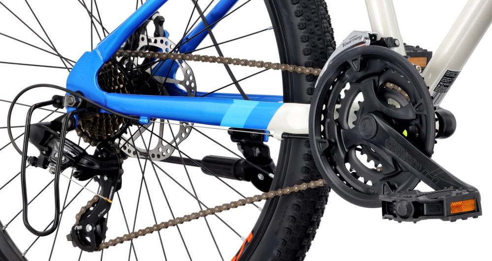 Primer plano del sistema de transmisión Shimano y los pedales.