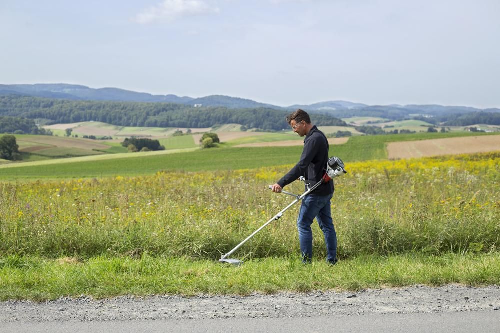 IKRA Benzin Freischneider IBF 25-1 | 2-Takt | Fadenspule 43 cm Schnittbreite | 4-Zahn-Messer Ø 23 cm | Schultergurt