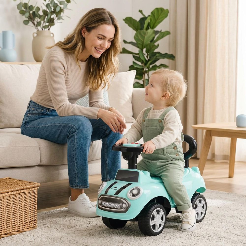 Kind speelt met het interactieve stuur van de Sun Baby loopauto.