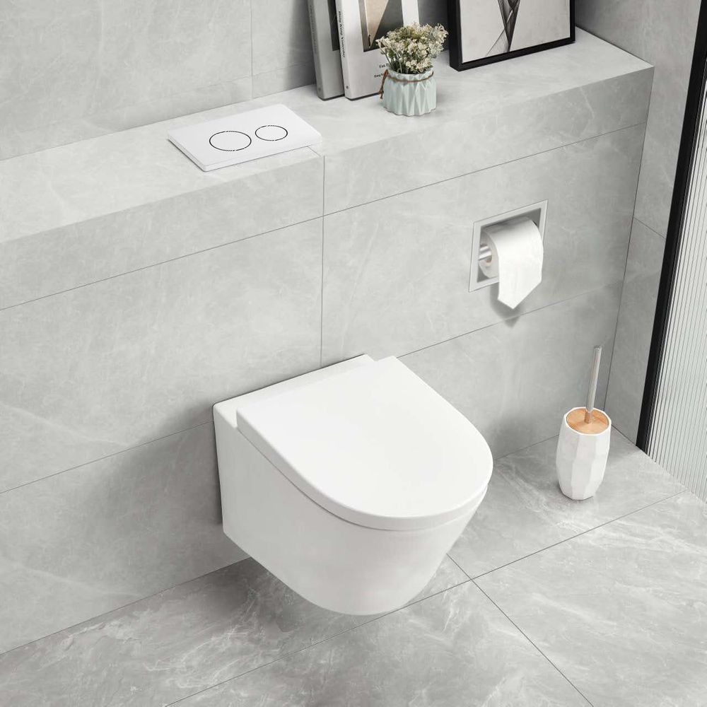 Modernes Wand WC mit Unterputz Spülkasten und WC Betätigungsplatte im minimalistischen Badezimmer