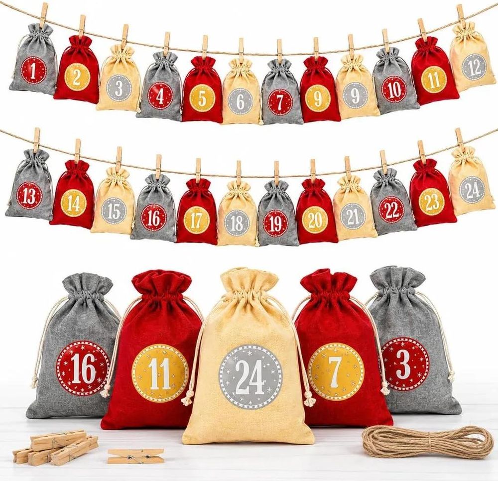 Adventskalendersäckchen in Rot, Grau und Beige mit Zahlenstickern und Zubehör