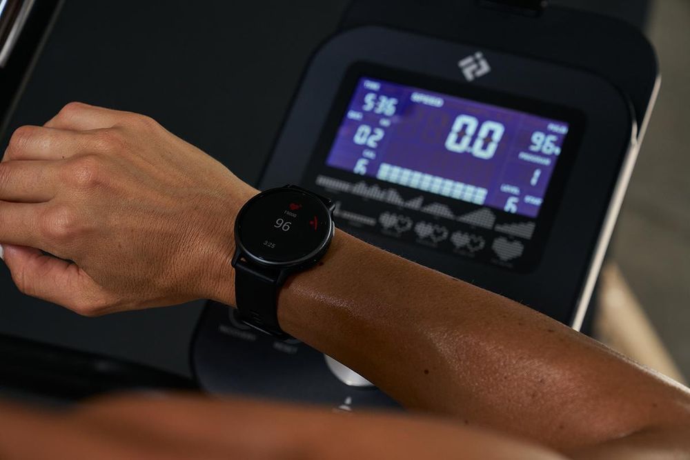 Das Bild zeigt eine Pulsuhr und den Trainingscomputer des FitLogic Cardio X2