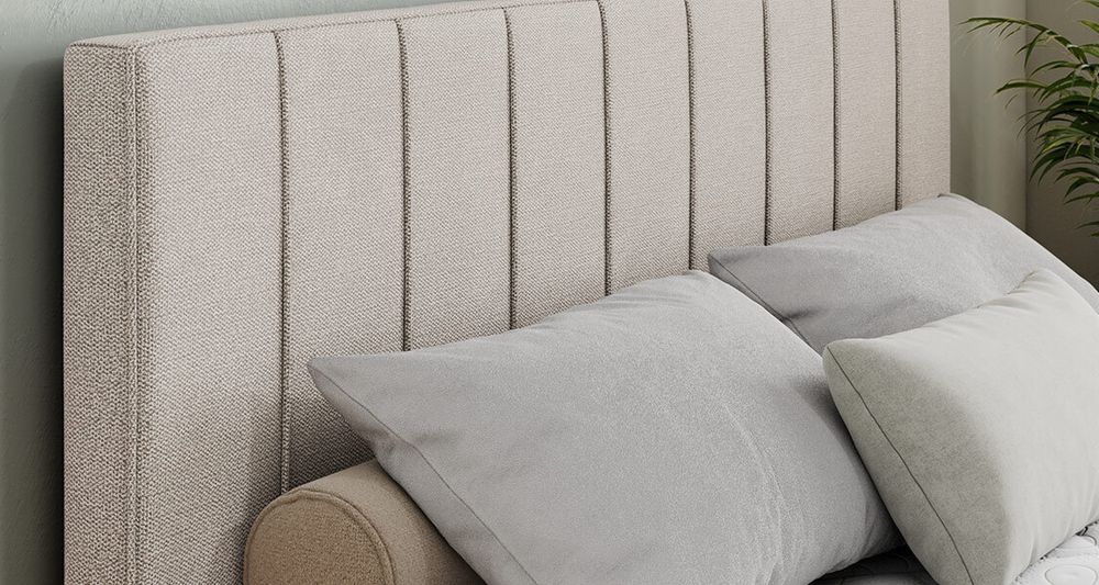 Vergrößern Sie das Kopfteil des Boxspringbettes, das Foto zeigt beige Stoff