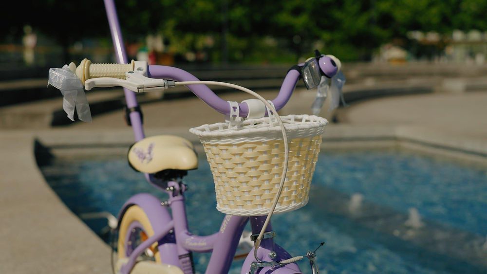 Primer plano de la cesta delantera de la bicicleta SUN BABY.