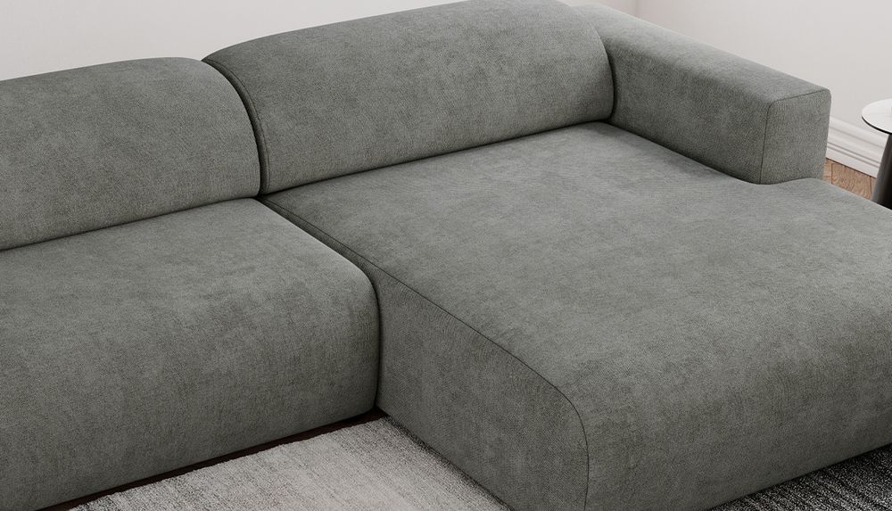 Zoomen Sie auf die Sitzfläche des Ecksofas. Sofa aus grauem strukturiertem Stoff