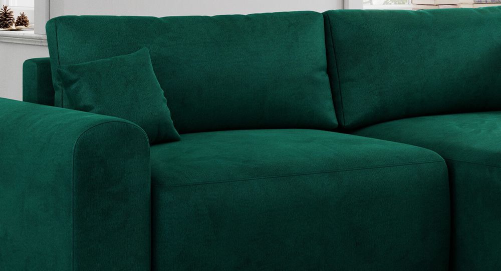 Zoomen Sie auf die Sitzfläche des Ecksofas. Sofa in grünem Samtstoff