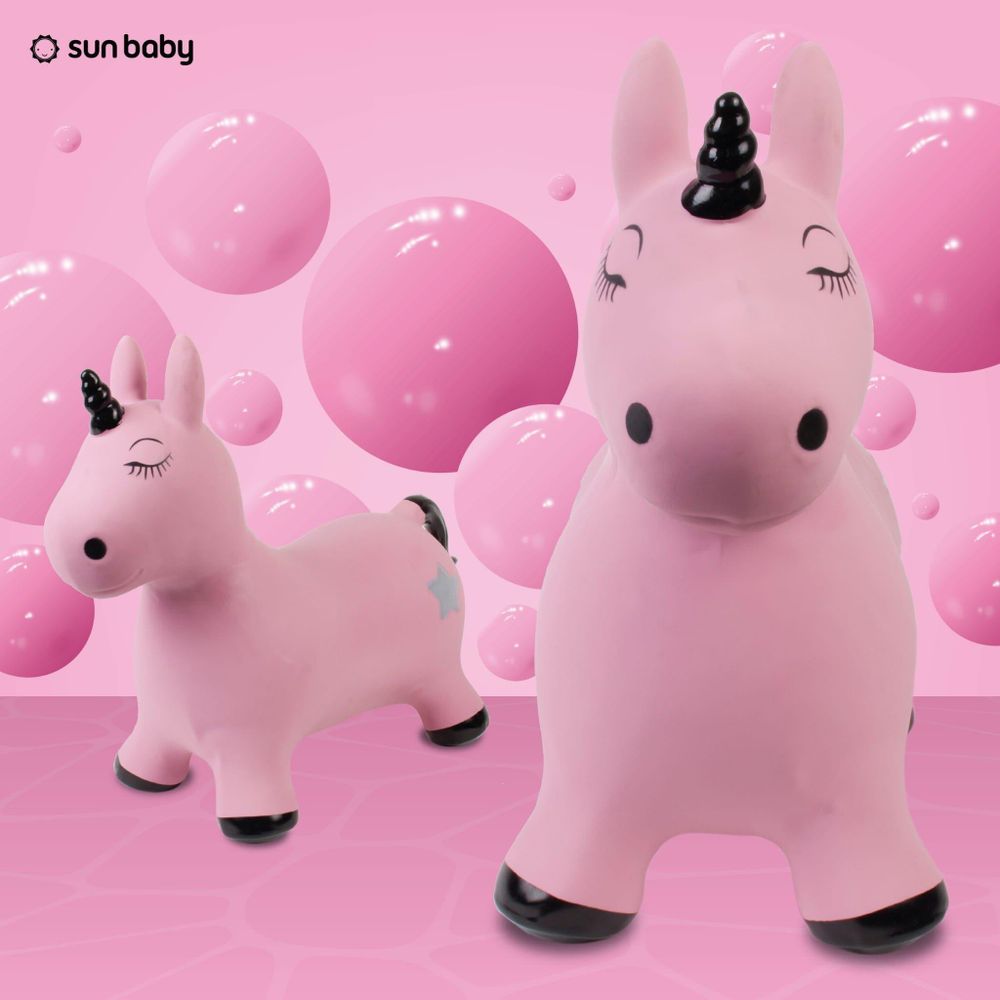 Deux animaux sauteurs licorne SUN BABY côte à côte sur fond rose.