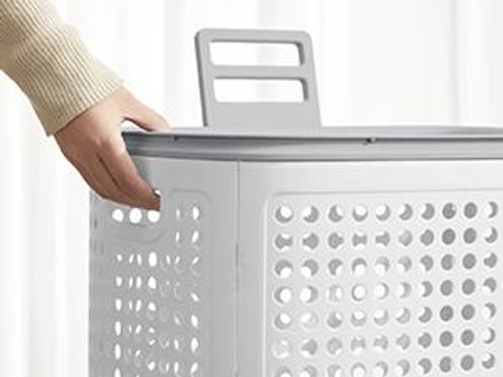 SONGMICS Wäschekorb Plastik, 75 L Wäschesammler, Wäschebox mit Deckel, schmale Wäschetonne für Bad, Waschküche, weiß-grau