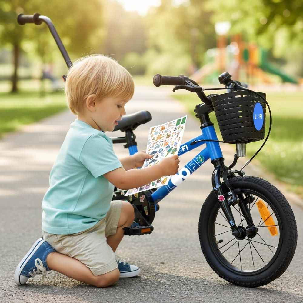 Niño decorando la bicicleta con pegatinas al aire libre.