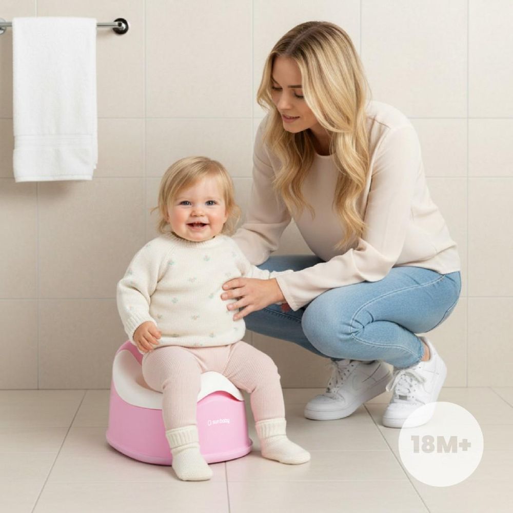 Enfant assis sur le pot bébé SUN BABY accompagné d'un adulte