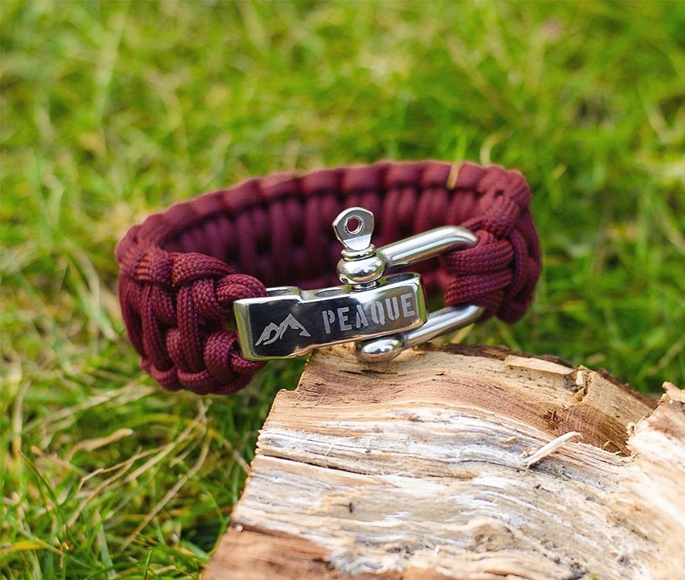 Das Bild zeigt ein Paracord-Armband mit Edelstahlverschluss.