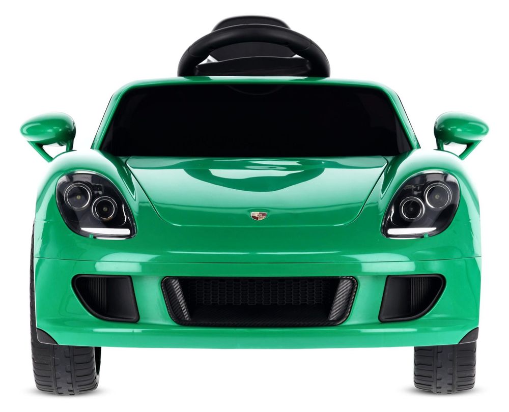 Vista frontale dell'auto elettrica per bambini con fari e griglia sportiva