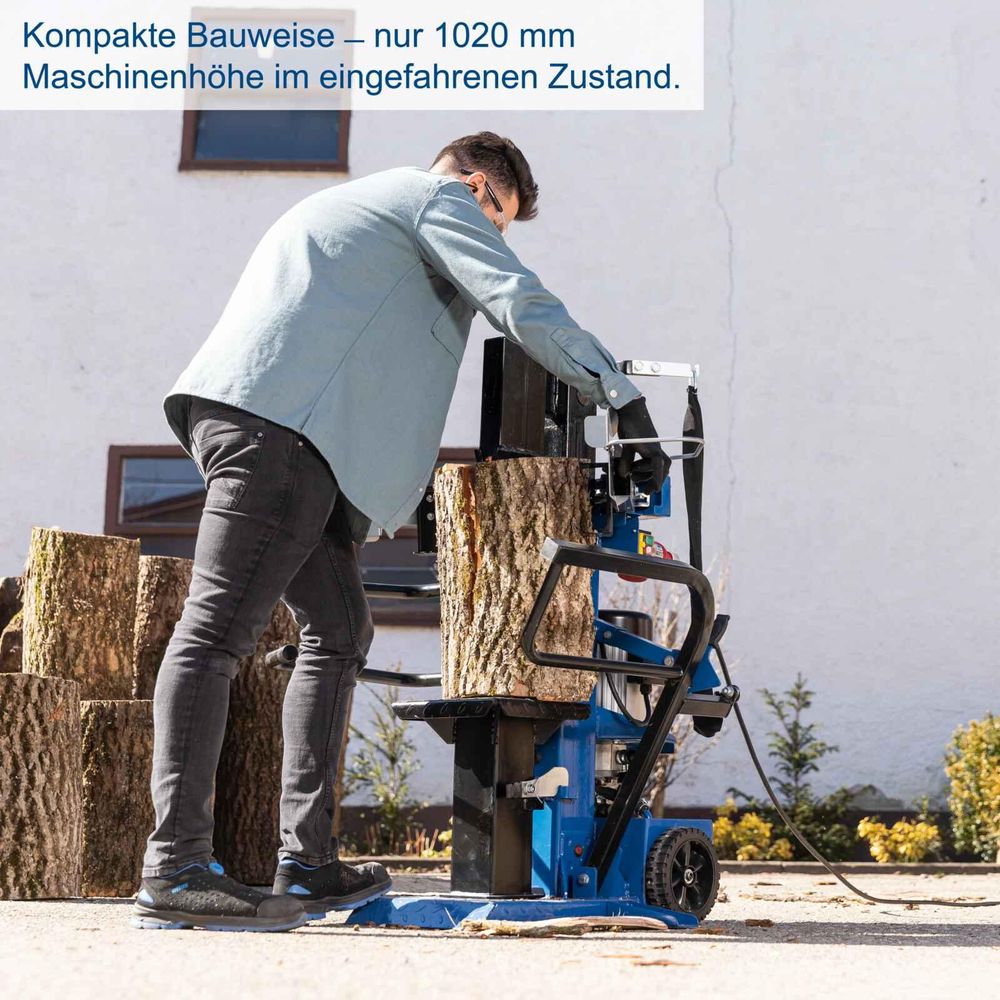 Das Bild zeigt einen Mann, der Holz mit dem Holzspalter Compact 10t von Scheppach spaltet.