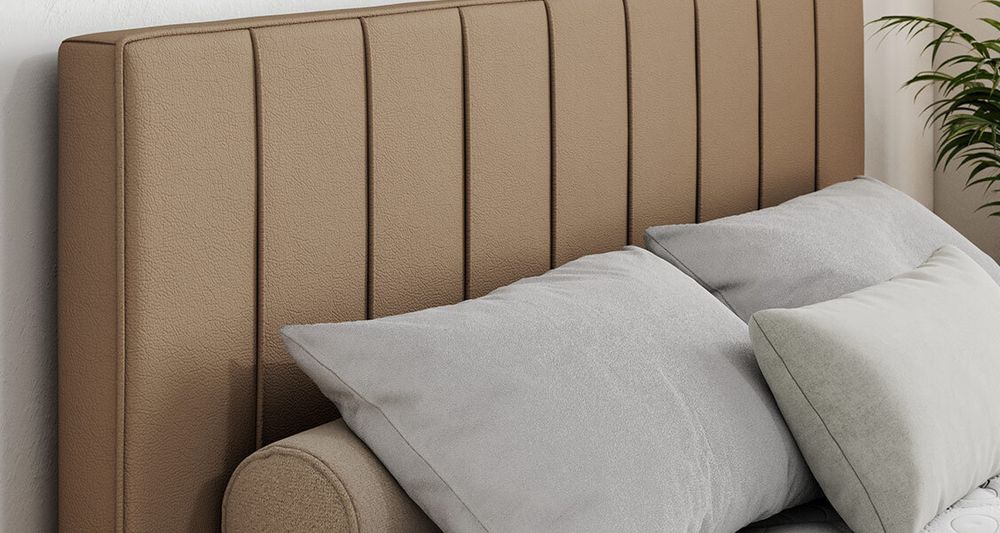 Vergrößern Sie das Kopfteil des Boxspringbettes, das Foto zeigt braunen Stoff