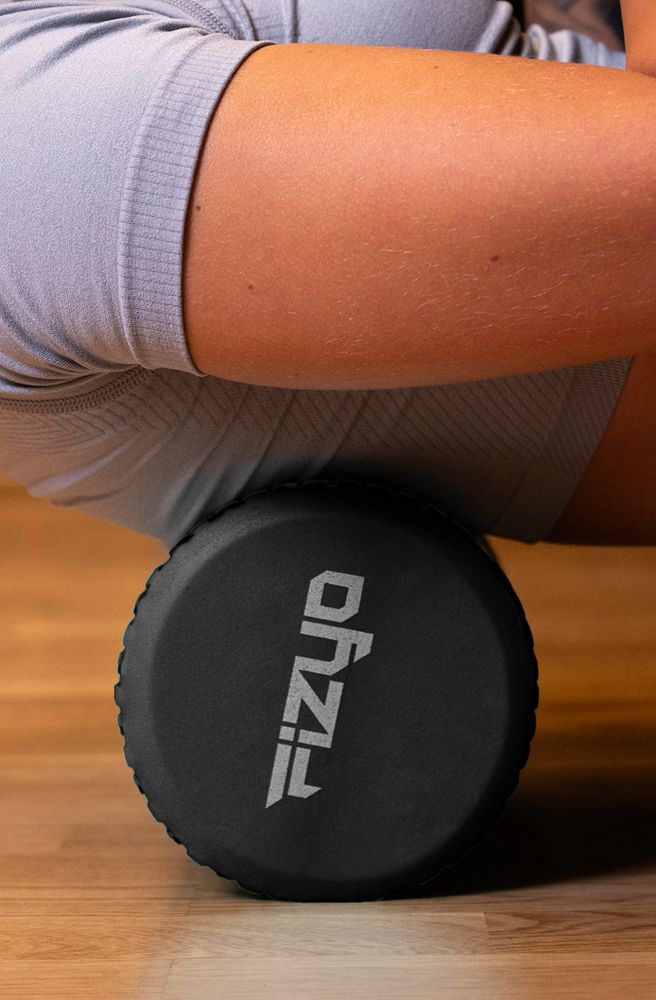 Trening Fitness z wałkiem do masażu z wypustkami 30x15 cm FIZYO — osoba wykonuje ćwiczenia