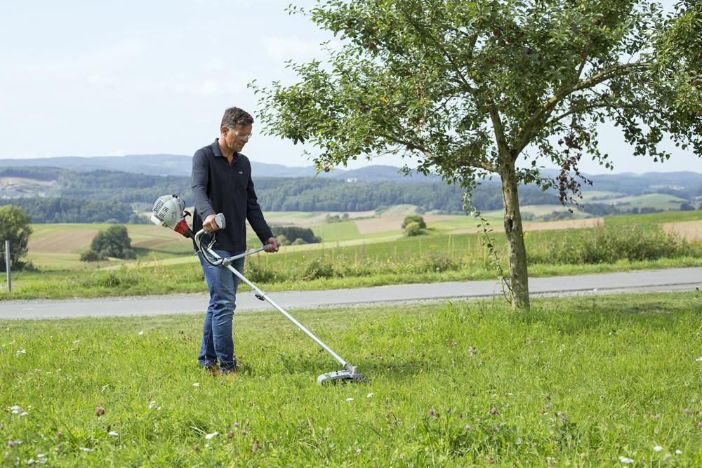IKRA Benzin Freischneider IBF 25-1 | 2-Takt | Fadenspule 43 cm Schnittbreite | 4-Zahn-Messer Ø 23 cm | Schultergurt
