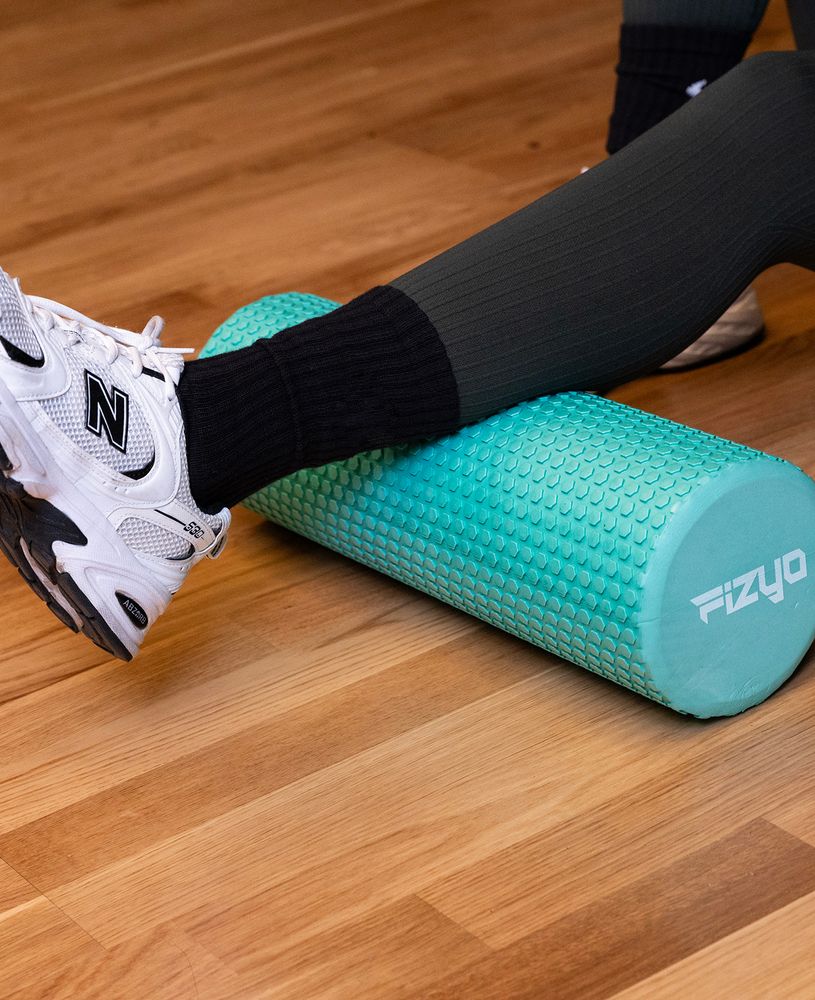 Fitness-Training mit einer Noppen-Massagerolle 45x15 cm FIZYO – eine Person führt Übungen aus