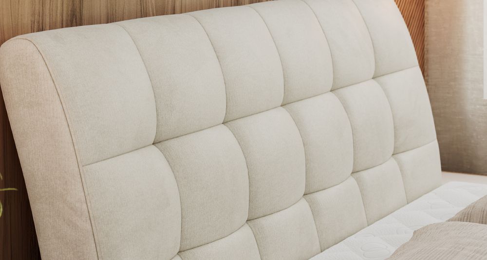 Vergrößern Sie das Kopfteil des Boxspringbettes, das Foto zeigt beige Stoff