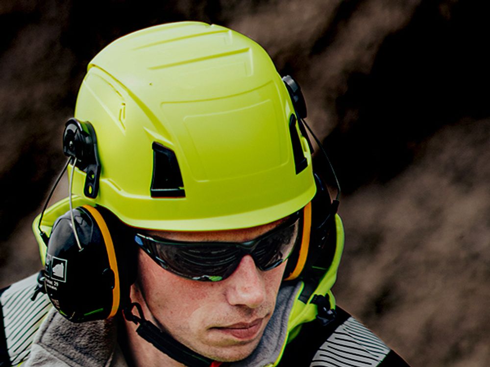 Das Bild zeigt die Vorderansicht des Helms.