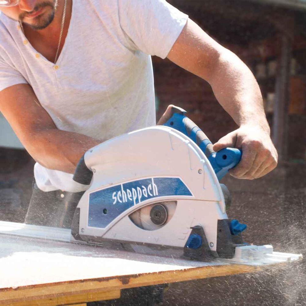 Das Bild zeigt eine Person bei der Arbeit mit der Tauchsäge von Scheppach.